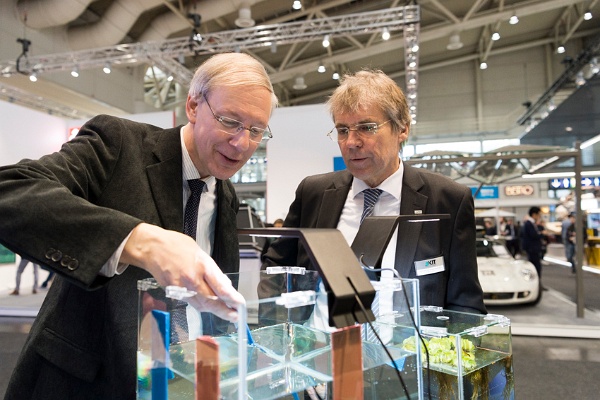 20190401-CN-04-004.jpg - Thomas Schimmel (links), Institut für Angewandte Physik, und  Holger Hanselka (rechts), Präsident des KIT