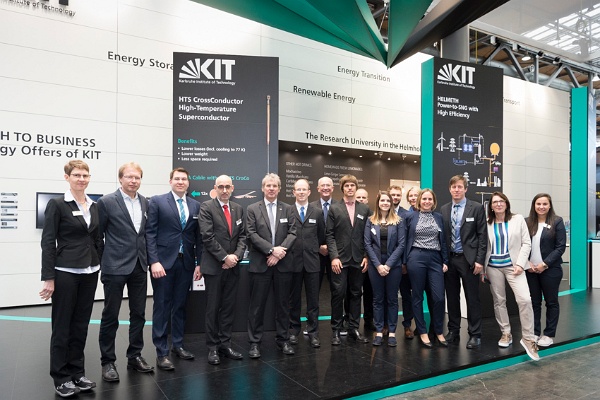 20190401-CN-04-012.jpg - Messeteam am Stand des KIT auf der Leitmesse "Energy", in der Mitte Präsident Holger Hanselka