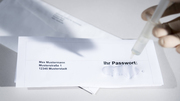 Unsichtbares Passwort: Die Information für die Verschlüsselung steckt im Molekül, zum Beispiel als Flüssigkeit auf Papier aufgetropft. (Foto: Amadeus Bramsiepe, KIT) Unsichtbares Passwort: Die Information für die Verschlüsselung steckt im Molekül, zum Beispiel als Flüssigkeit auf Papier aufgetropft. (Foto: Amadeus Bramsiepe, KIT)