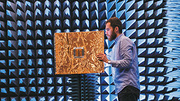 Im Antennenmessraum des KIT prüft Jerzy Kowalewski eine neue Super-Antenne. (Foto: Markus Breig, KIT) Im Antennenmessraum des KIT prüft Jerzy Kowalewski eine neue Super-Antenne. (Foto: Markus Breig, KIT)