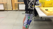 Mobile sensors measure the movement of the knee joint. The measured values are the training data for machine learning algorithms in order to estimate the load on the knee joint. (Photo: KIT) Mobile sensors measure the movement of the knee joint. The measured values are the training data for machine learning algorithms in order to estimate the load on the knee joint. (Photo: KIT)