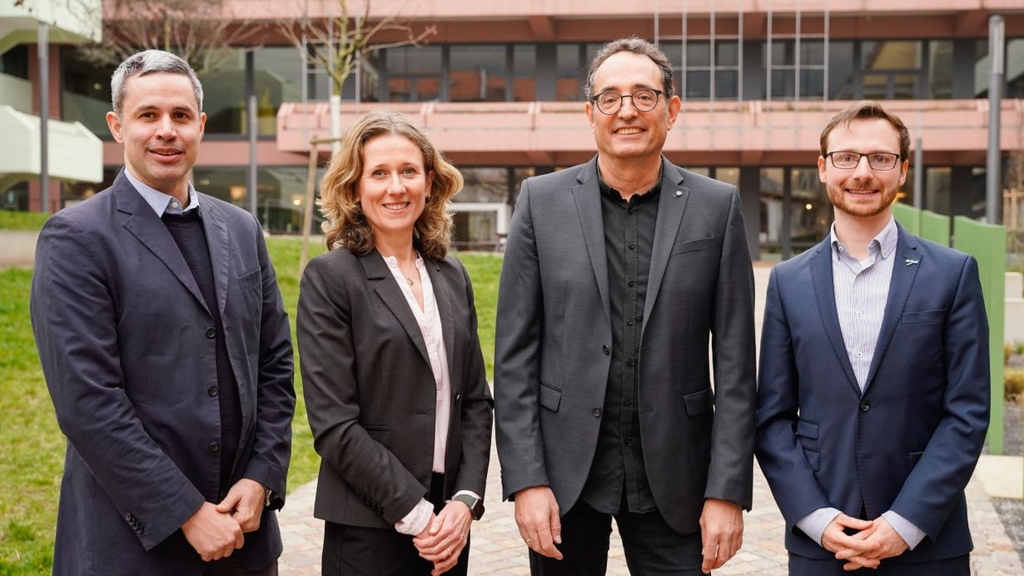 f.l.t.r.: The three members of the Board of Directors Edward Lemke, Sylvia Erhardt, and center spokesperson Michael Knop, as well as Phil-Alan Gärtig of the Carl Zeiss Foundation (Photo: Uwe Anspach, Heidelberg University – Communications and Marketing)
