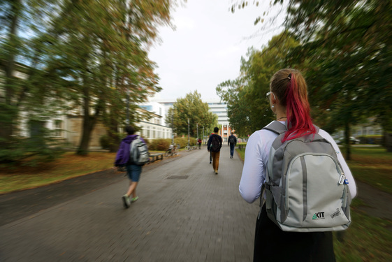 Erstsemester mit KIT-Rucksack (Foto: Birte Wirth)