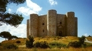 Das Castel del Monte in Apulien dient KASTEL als Inspiration