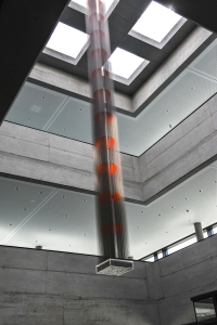   Das Kunstobjekt „Kontinuität“, eine frei-schwebende Säule bildet das Zentrum des Atriums im neuen Lern- und Seminarzentrum am KIT (Foto: Markus Breig, KIT)
