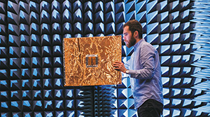 Im Antennenmessraum des KIT prüft Jerzy Kowalewski eine neue Super-Antenne. (Foto: Markus Breig, KIT)