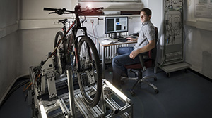 Forscher des KIT testen E-Bikes auf einem Prüfstand wie er in der Automobilindustrie üblich ist. (Foto: Markus Breig, KIT)