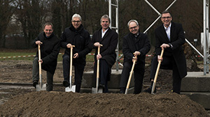 From left: Dr. Olaf Sauer, Prof. Jürgen Beyerer, Prof. Holger Hanselka, Prof. Jürgen Fleischer, Prof. Frank Henning beim Spatenstich (Photo: Amadeus Bramsiepe, KIT)