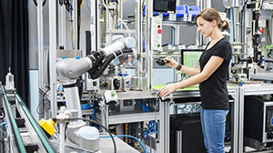 Agile production systems with learning robots make industrial production fit for the future. (Photo: Sandra Goettisheim, KIT)
