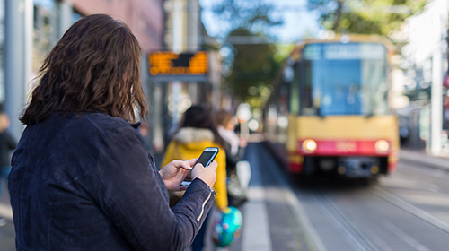 Apps are already used today to help travellers plan their public transport routes. (Photo: Robert Fuge, KIT)