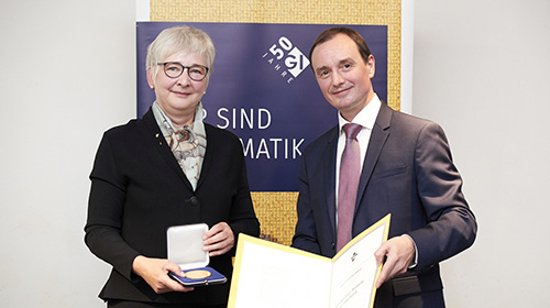 The President of the Gesellschaft für Informatik Hannes Federrath presents Dorothea Wagner with the Konrad Zuse Medal of the Gesellschaft für Informatik. (Photo: Wefers, University of Kassel)