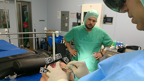 Dr. Michal Hlavac from the Neurosurgical Hospital Ulm and Christian Kunz from the KIT team "Heatlh Robotics and Automation" at the first Phantom OP to evaluate the HoloMed system. (Photo: KIT)
