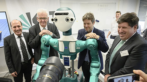 Visiting KIT at the Intelligent Robot ARMAR-6 (from left to right): Tamim Asfour, KIT, Minister-President Winfried Kretschmann, Federal Chairman of the Green Party Robert Habeck, Vice President of KIT Thomas Hirth (Photo: Markus Breig, KIT )