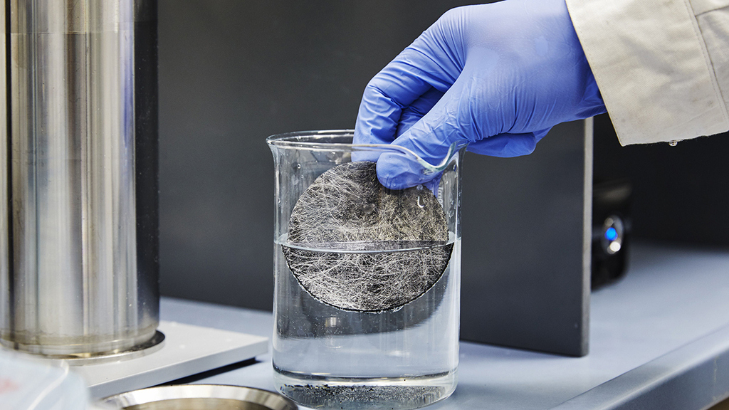KIT researchers have developed a filtration system with smallest carbon particles that can remove hormones from drinking water. (Photo: Sandra Göttisheim, KIT)