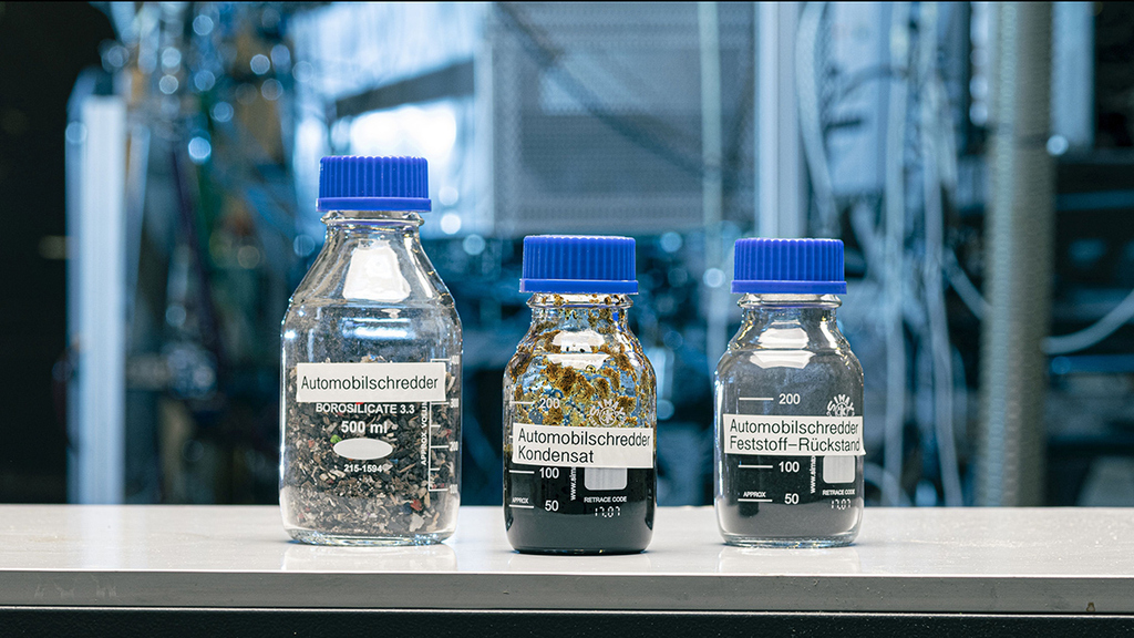 With pyrolysis oil from mixed waste, the partners want to enable the recycling of engineering plastics in automotive engineering. (Photo: Markus Breig, KIT)