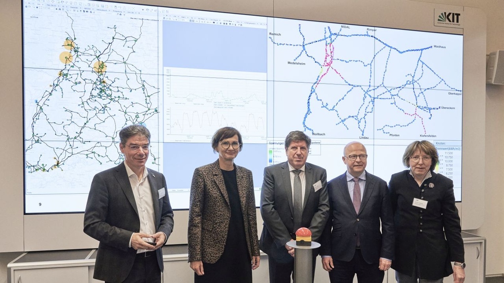 Federal Research Minister Bettina Stark-Watzinger (second from the left) started the simulation at KIT’s Energy Lab 2.0. (Photo: Amadeus Bramsiepe, KIT; the detailed caption can be found at the end of the text).