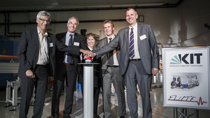 Präsident Hanselka (2. v. r.), Vizepräsident Kraft (r.) und Vertreter des Instituts nehmen FLUTE symbolisch in Betrieb (Foto: Markus Breig, KIT)