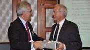 Vizepräsident Peter Fritz gratuliert Rudi Studer