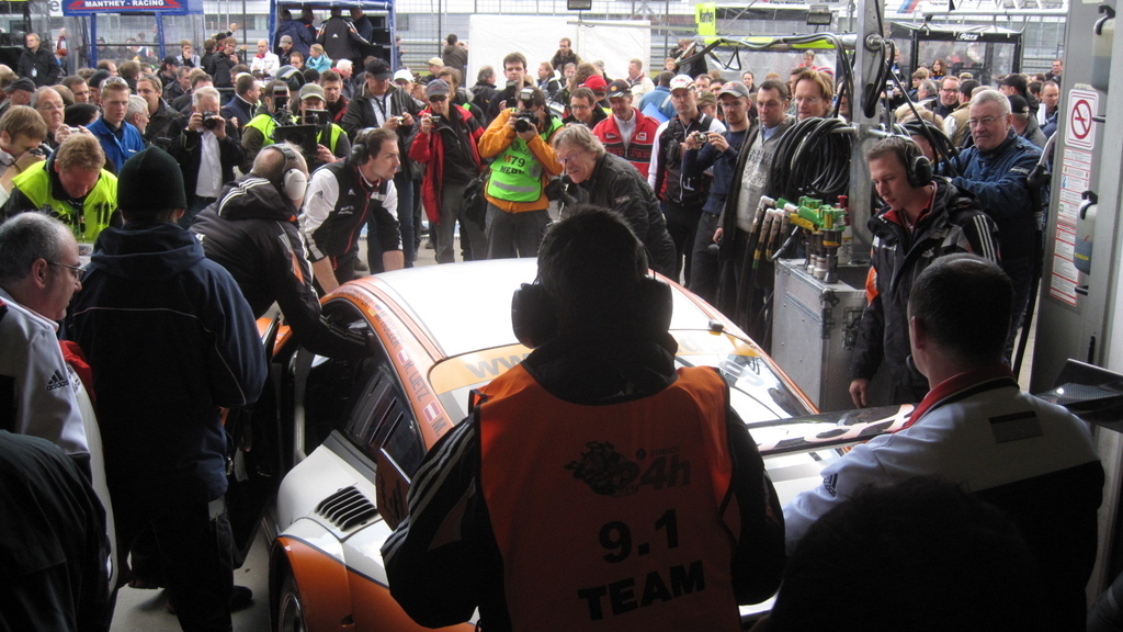Der GT3 R Hybrid-Rennwagen vor dem Start auf dem Nürburgring