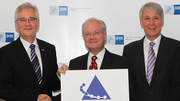 Dr. Peter Fritz (v.l.), KIT-Vizepräsident; Bernd Bechtold, IHK-Präsident; Prof. Hans-Peter Mengele, IHK-Hauptgeschäftsführer.