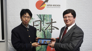 Regun Kayo überreicht Volker Saile „Hiroshima Roof Tiles“