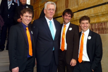 Mitglieder des PocketTaxi-Teams mit Baden-Württembergs Ministerpräsident Winfried Kretschmann
