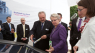 Bundesministerin Annete Schavan und Karl-Friedrich Ziegahn, KIT-Sprecher Erneuerbare Energien, im KIT-Pavillon