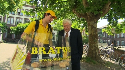 KIT-Präsident Horst Hippler testet die "mobile" Bratwurst