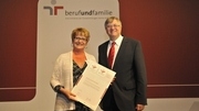 Petra Kraft; Leiterin des Büros für Chancengleichheit, nahm das Zertifikat für das KIT entgegen