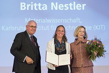 DFG-Präsident Peter Strohschneider, Britta Nestler, Bundesministerin Johanna Wanka (Foto: Falk Wenzel, DFG) 