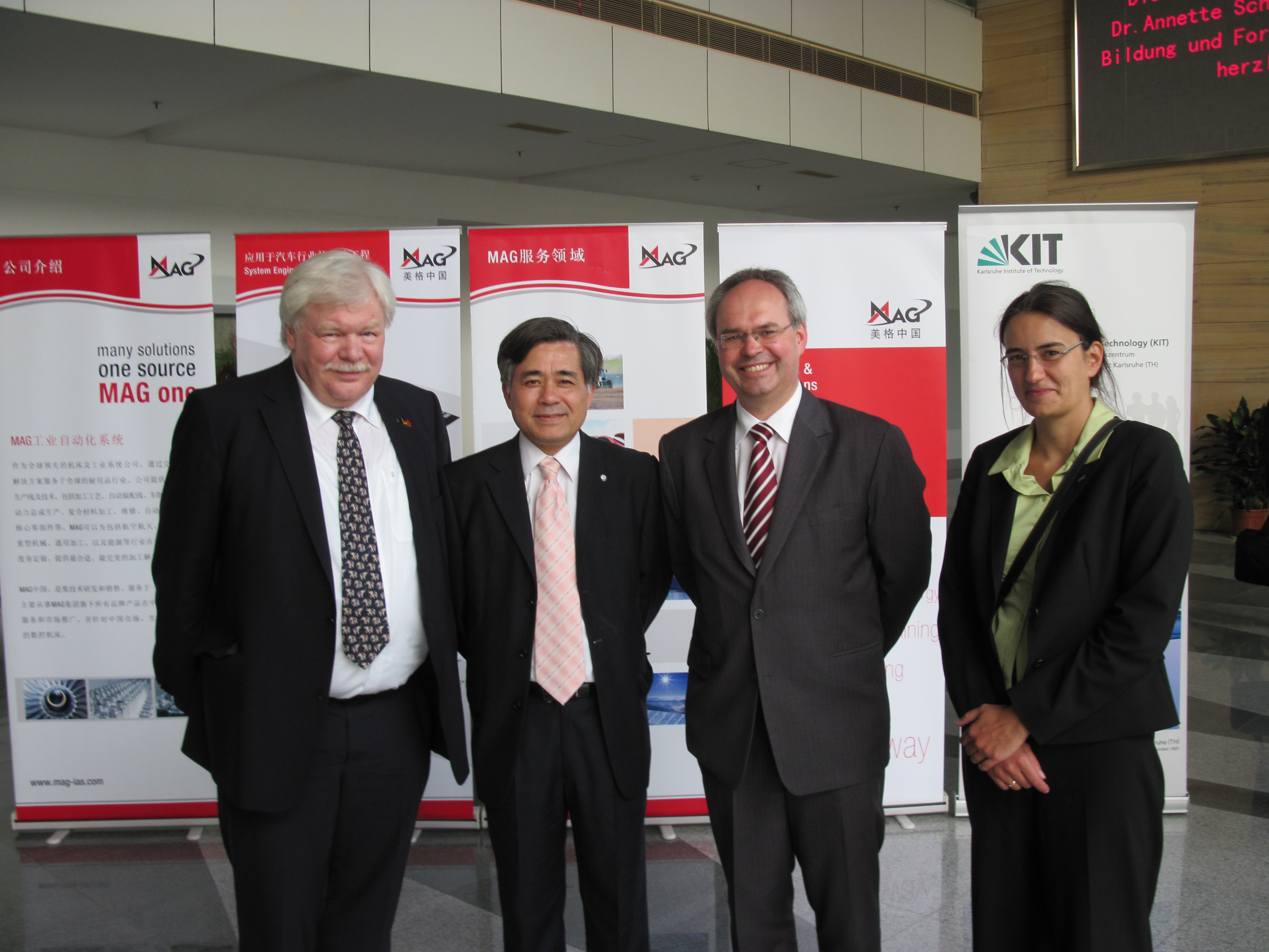 KIT-Präsident Hippler, Professor Fleischer (MAG), Professorin Lanza (wbk) und Vertreter von der Tongji-Universität