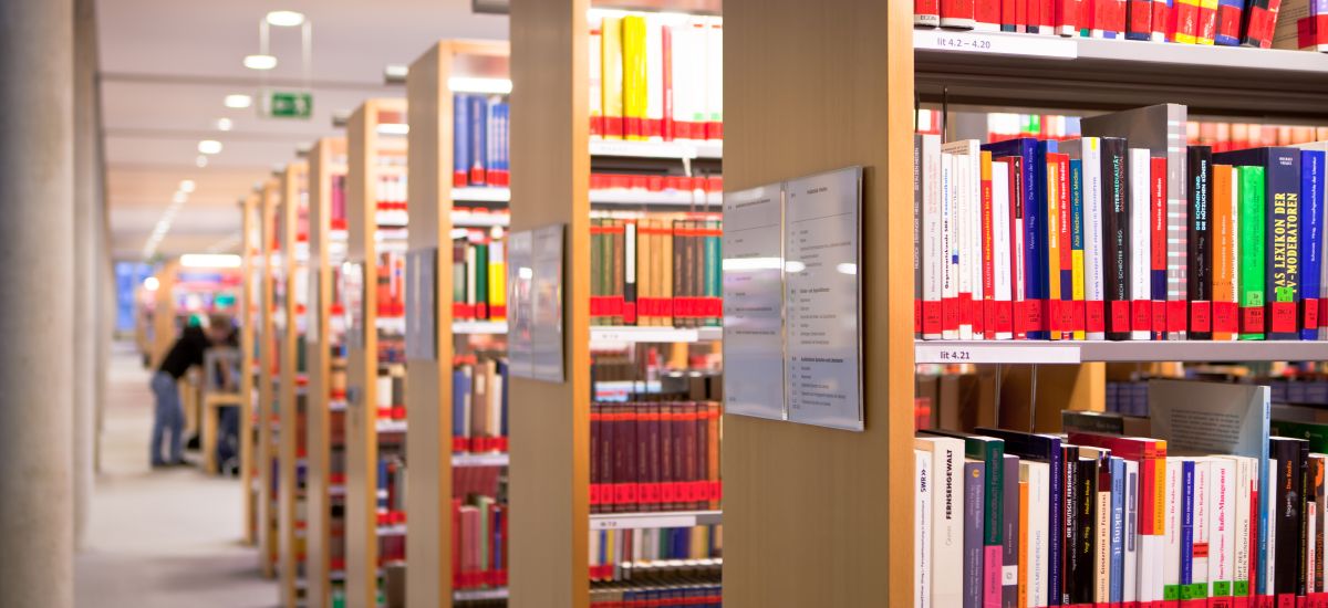 Bücherregale in der Bibliothek am Campus Süd