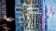 Bunte Codezeilen auf einem Bildschirm und eine offene Hand, die sich ihnen nähert Bunte Codezeilen auf einem Bildschirm und eine offene Hand, die sich ihnen nähert