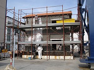 Essai à grande échelle à Pavie: Un bâtiment fortement endommagé est renforcée avec le papier peint sismique et ensuite testé sur une table à secousses. (Photo: Moritz urbain)