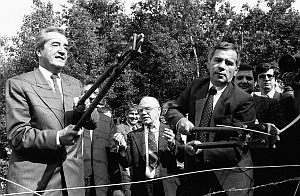 Der Zaun fällt: Am 27. Juni 1989 durchschneiden die Außenminister Alois Mock  und Gyula Horn den Stacheldraht an der österreichisch-ungarischen Grenze (Bild: Fotoarchiv der ungarischen Nachrichtenagentur (MIT))