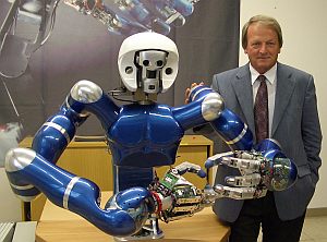 Gerd Hirzinger mit einem humanoiden Roboter. Mechatronik ermöglicht die Ent- wicklung von integrierten Systemen in der industriellen Anwendung bis hin zur  Servicerobotik. (Foto: DLR) 