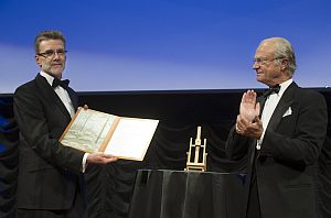Carl Gustaf von Schweden überreicht KIT-Wissenschaftler Professor Hans Joachim Blaß  den Marcus-Wallenberg-Preis 2010. (Foto: The Marcus Wallenberg Foundation)