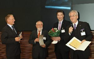 Bei der Preisverleihung: Staatssekretär Jochen Homann, Prof. Helmut Seifert,  Dr. Peter Stemmermann und Dr. Peter Fritz, KIT  (v.li. n. re.) (Foto: BMWi)