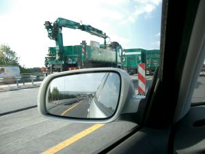 Autobahnbaustellen im Blick: Wie man sie verkehrssicher gestaltet, ist eines der Themen des Instituts für Straßen- und Eisenbahnwesen. (Foto: pixelio.de) 