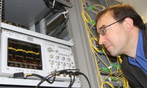 Control of the signal levels: Professor Jürg Leuthold. (Photo: Gabi Zachmann)