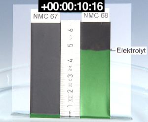 Befüllung von Elektroden nach etwa 10 Sekunden: Beim am KIT entwickelten  Verfahren erfolgt diese sehr schnell (rechts). Die linke Abbildung zeigt das  Standardmaterial, bei dem keine Benetzung erfolgt ist. (Bild: KIT)