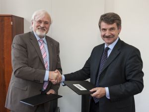 Unterzeichneten die Kooperationsvereinbarung: Professor Eberhard Umbach,  KIT, Jürgen Wild, M+W Group. (Foto: KIT) 