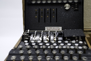 Eine der berühmtesten kryptographischen Maschinen ist die „Enigma“ aus dem Zweiten Weltkrieg (Foto: Willi Geiselmann, KIT)