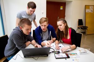  In kleinen Gruppen bearbeiten die Studierenden Aufgaben, die sie mit grundlegenden Werkzeugen der Elektrotechnik vertraut machen. (Foto: Lydia Albrecht) 