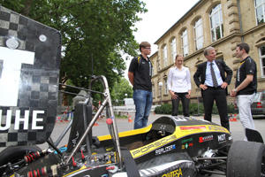 Die Hochschulgruppe KA-RaceIng stellte einen selbstgebauten Rennwagen vor, hier mit KIT-Präsident Prof. Holger Hanselka. (Foto: Gabi Zachmann, KIT)