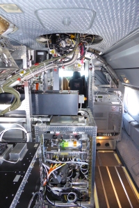 An Bord von HALO: Im Hintergrund rechts das Rack mit den Messgeräten des KIT, oben das Ozongerät, darunter das Massenspektrometer. (Foto: Dr. Felix Geiger)