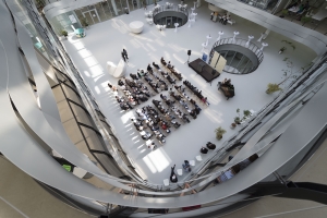 Das helle, überdachte Atrium steht im Zentrum des Niedrigenergiekonzepts im Kollegiengebäude Mathematik des KIT. (Foto: Patrick Langer, KIT)