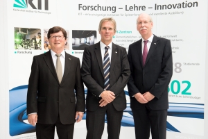 In den Ruhestand verabschiedet: Prof. Volker Saile (li.) und Prof. Wilfried Juling (re.), hier mit KIT-Präsident Prof. Holger Hanselka (Foto: Tanja Meißner, KIT)