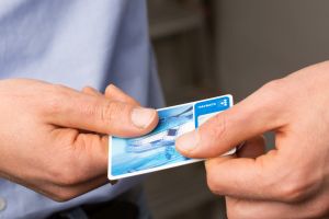 With their bonus cards, consumers collect bonus points when paying for purchases. Cryptographic methods help to better protect privacy. (Photo: KIT)