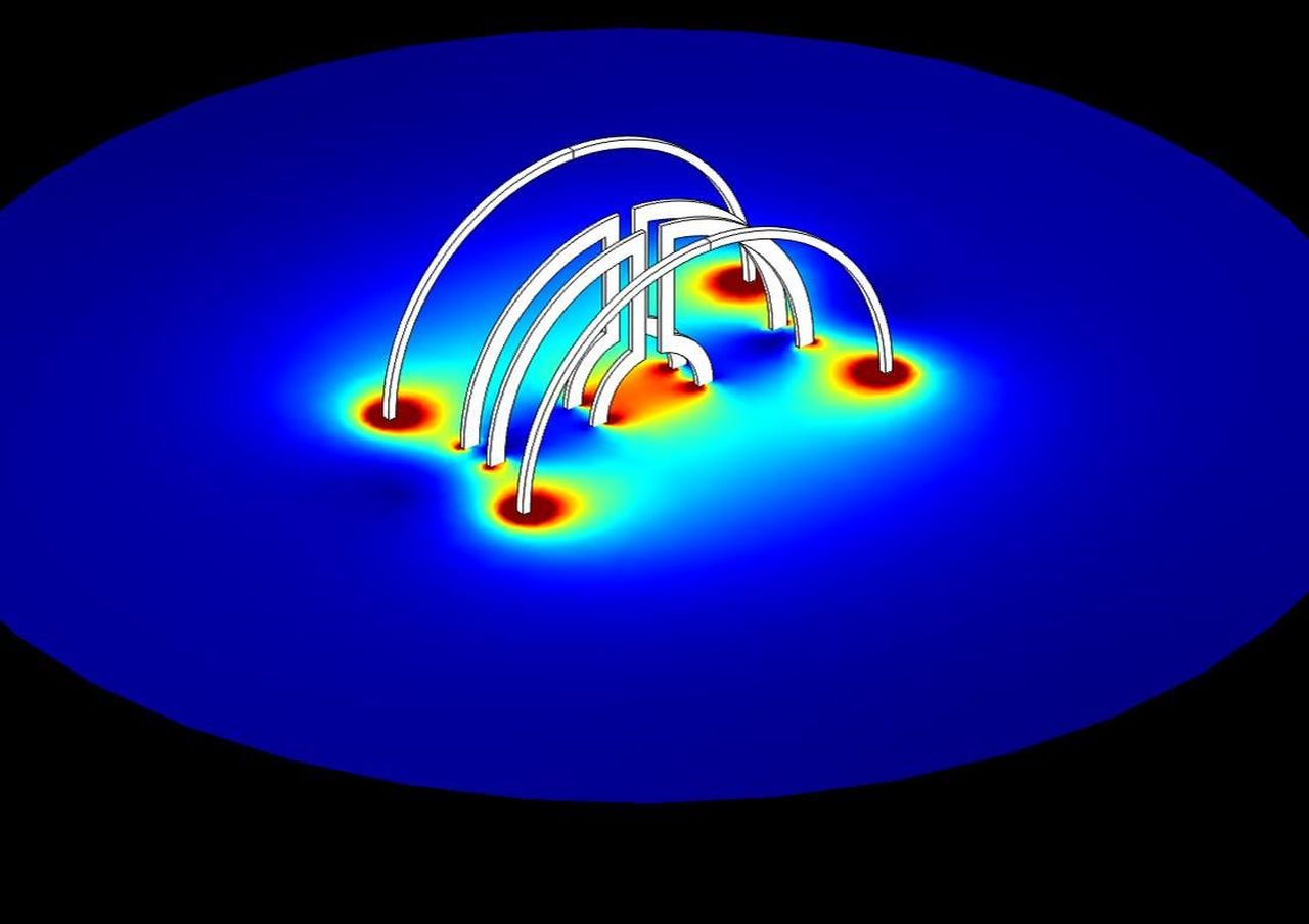 Zwei Lenz-Linsen in einem Helmholtz-Spulenpaar angeordnet. Die Simulation zeigt, wie die Lenz-Linsen den magnetischen Fluss räumlich fokussieren.  (Abbildung: Nils Spengler/KIT) 